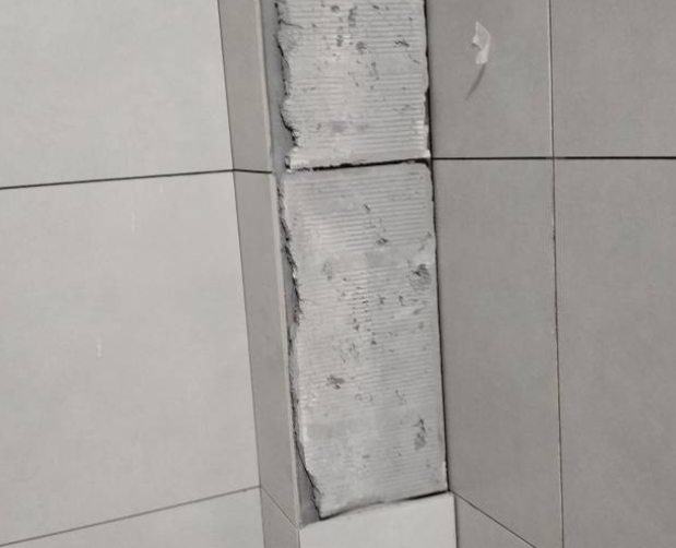 金堂瓷砖空鼓维修公司分享下瓷砖施工前基层浇水润湿程度不足，可能导致以下问题